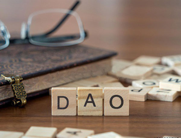 DAO مخفف عبارت Decentralized Autonomous Organization و به معنای «سازمان خودگردان غیرمتمرکز» می‌باشد.