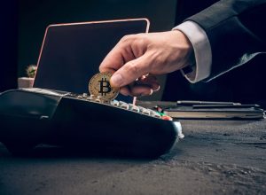 چه چیزهایی را میتوان با ارز دیجیتال بیت کوین خرید کرد؟ | همتاپی
