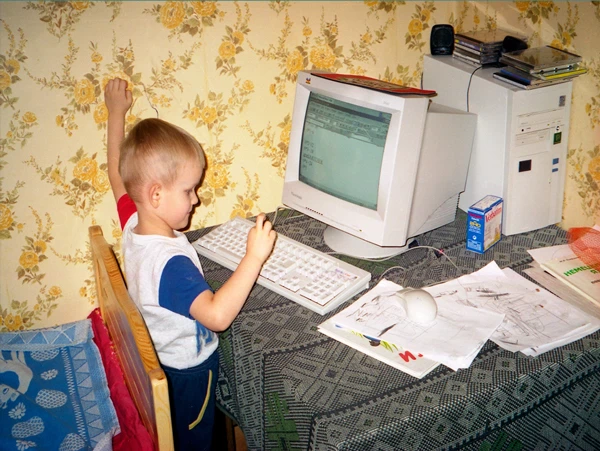 ویتالیک در حال کار با کامپیوتری IBM پدرش | صرافی همتاپی